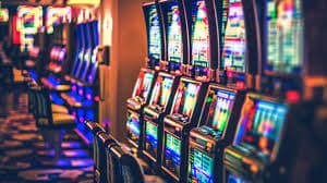 Giao diện Casino trực tuyến benbet với bàn live dealer và slot online hấp dẫn